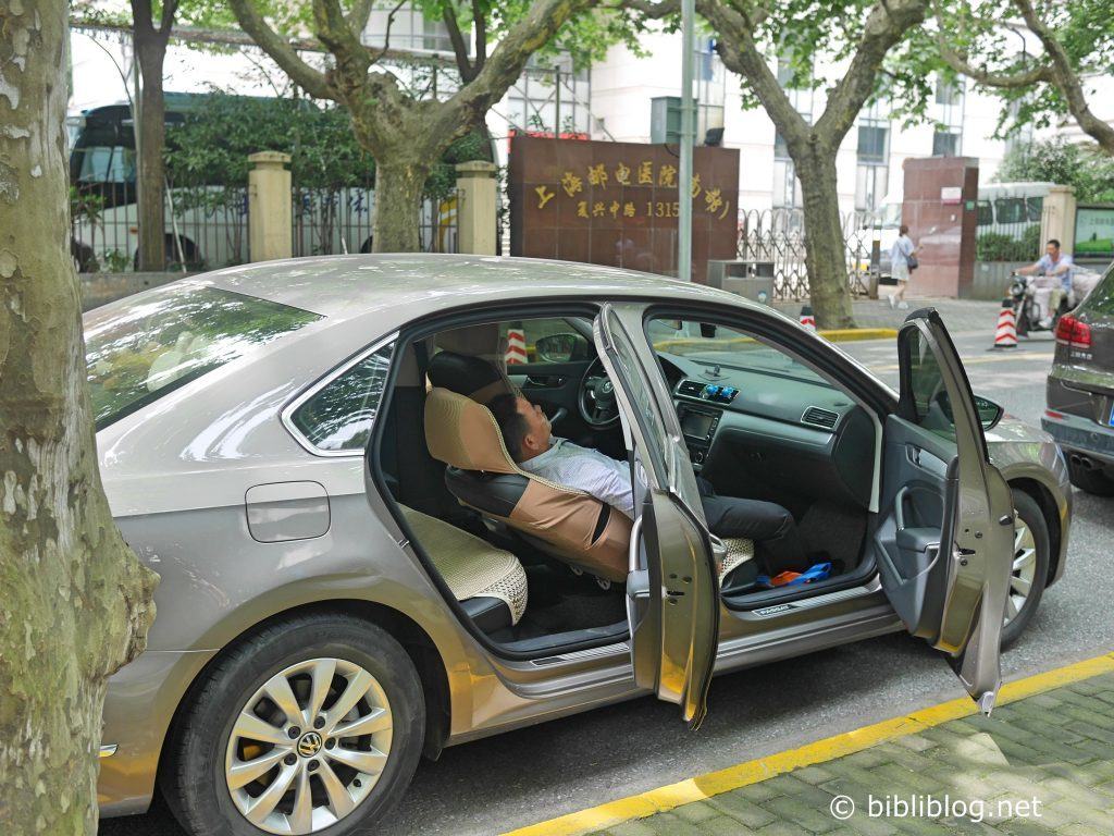 conducteur-dormant-voiture-shanghai